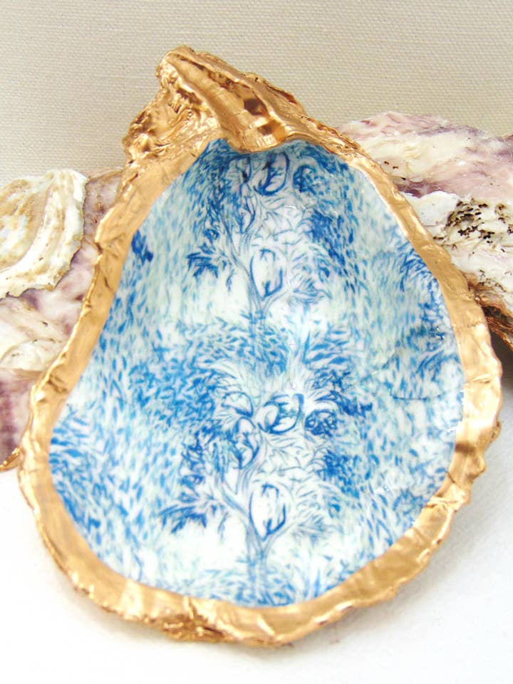 Bol à bijoux en coquillage d'huître de créateur Weeping Willow Navy pour la vente par Lowcountry Linens