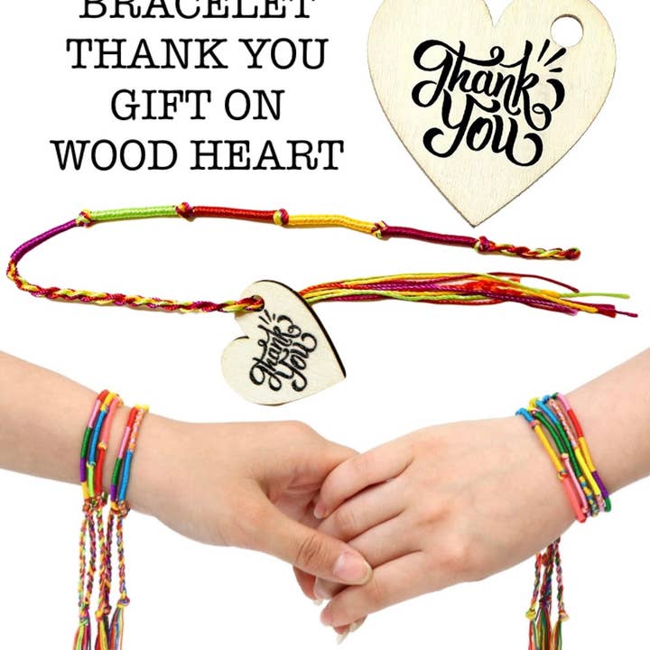 Braccialetto dell'amicizia intrecciato su cuore di ringraziamento in legno per la vendita all'ingrosso da parte di Broken Record Boutique