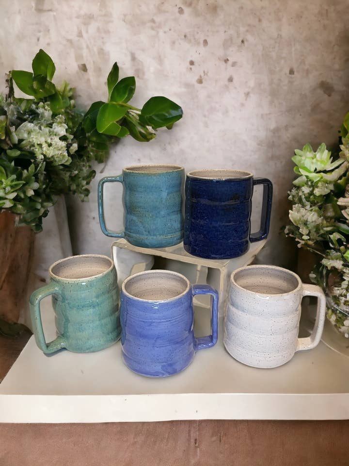 Mug à café ondulé en grès fait main pour la vente par Stoney Ridge Pottery