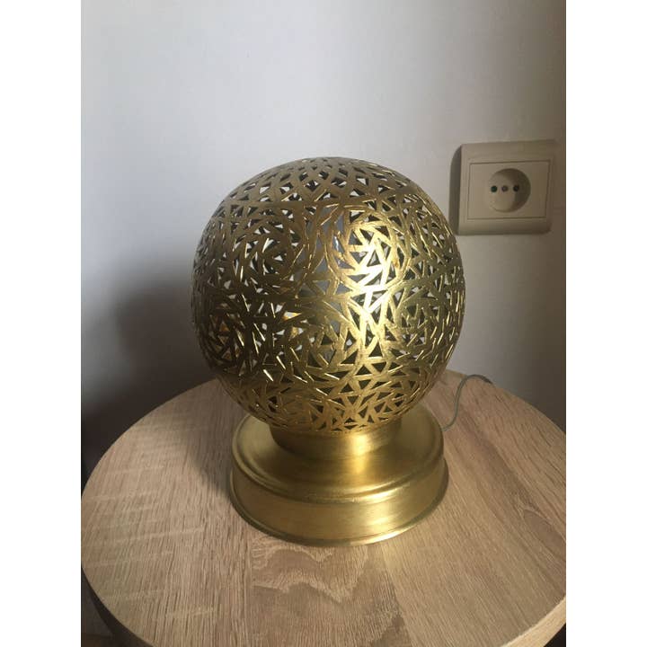 marrakeshop – Engroshandel Skrivebordslampe – Marokkansk håndlavet rund bordlampe i graveret messing14
