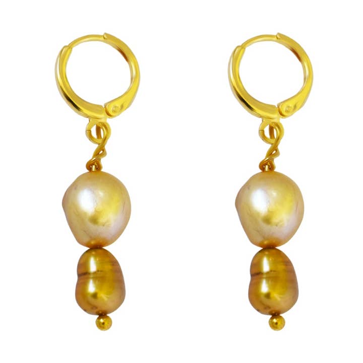 Pendientes dobles de perlas de agua dulce en tono dorado | de Ifemi Jewels para venta al por mayor de Ifemi Jewels