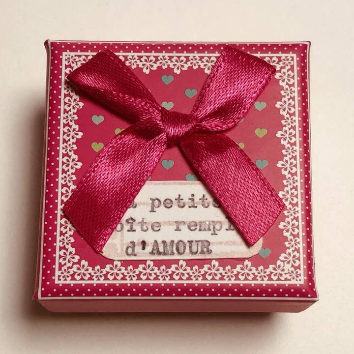 A Pequena Caixa Cheia de Amor por atacado de La fabrique de MOTS MAGIQUES