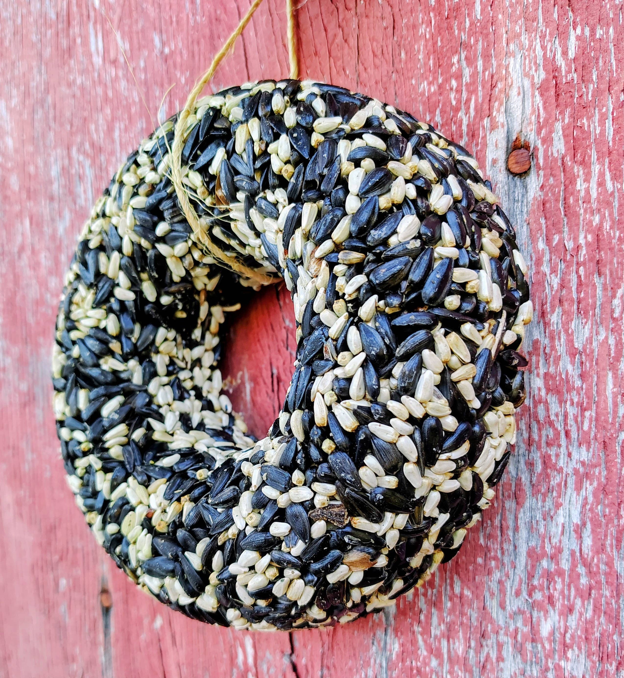 Backyard Tailz - Wholesale Bird Feeder - Birdseed Wreath (Cardinal Snack)1