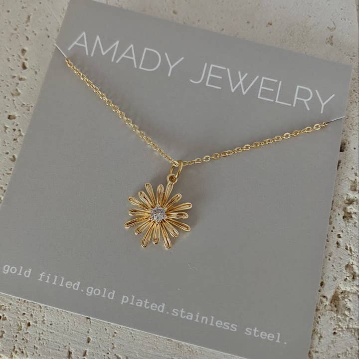 Simpatica collana con ciondolo a forma di piccola margherita, in oro 18 carati per la vendita all'ingrosso da parte di Amady Jewelry