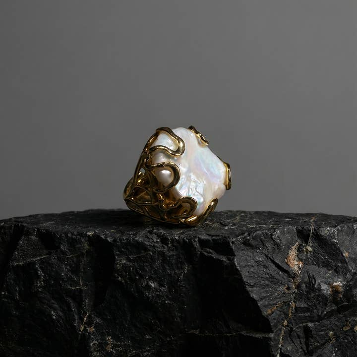PHOEBE´S - Wholesale Single Stone/Solitaire Ring - Baroque Pearl Gold Plated Ring | Statement Jewelry1
