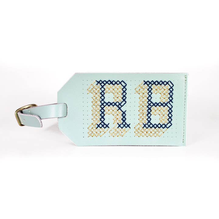 Chasing Threads – wholesale DIY-pysselkit – DIY korsstygn Bagage Tag Kit - Mint med marinblå tråd