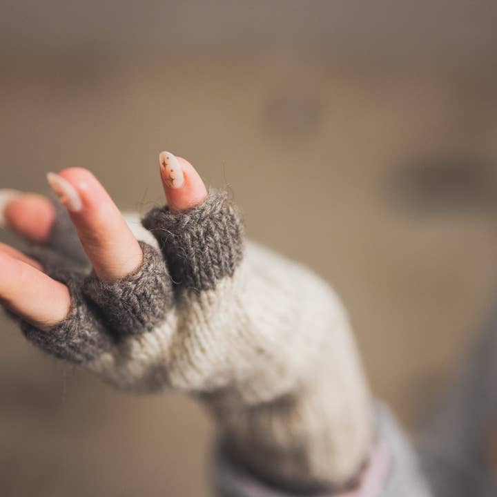 Buno Behen - Wholesale Gloves - Women's - Handmade Organic Naturally Dyed Wool Gloves (Fits S to L)
