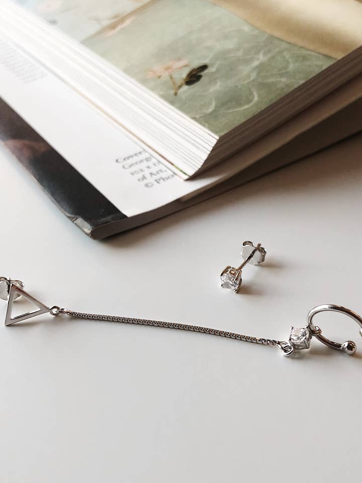 Driehoekige oorbellen met oormanchet voor wholesale door MINICYBER STUDIO