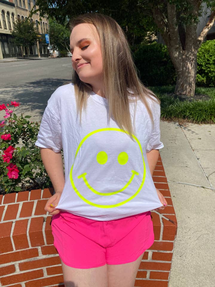 Neonfarbenes T-Shirt mit Smiley-Gesicht für den Großhandel von An Aesthetic Dose of Jesus