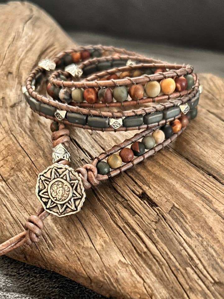 Bracciale a triplo giro con pietre preziose naturali Red Creek Jasper per la vendita all'ingrosso da parte di DesertBeads