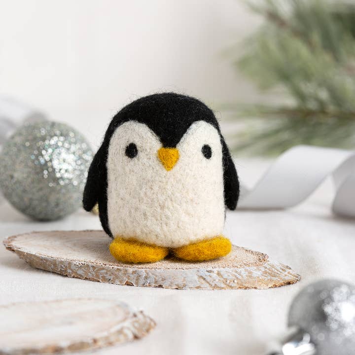 Wool Couture Company - Wholesale Knutselnaai-set - Mijn Pocket Penguin Easy Needle Felting Kit2