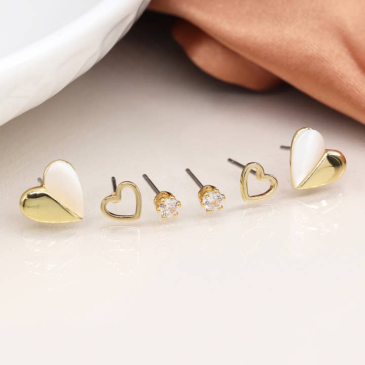 Ensemble de trois clous d'oreilles en faux or avec cœur et cristal pour la vente par Peace Of Mind