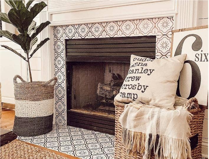 HomeRoots – Engroshandel Vægfliser – 4 „x 4" sort og hvid mosaik skræl og pind aftagelige fliser2