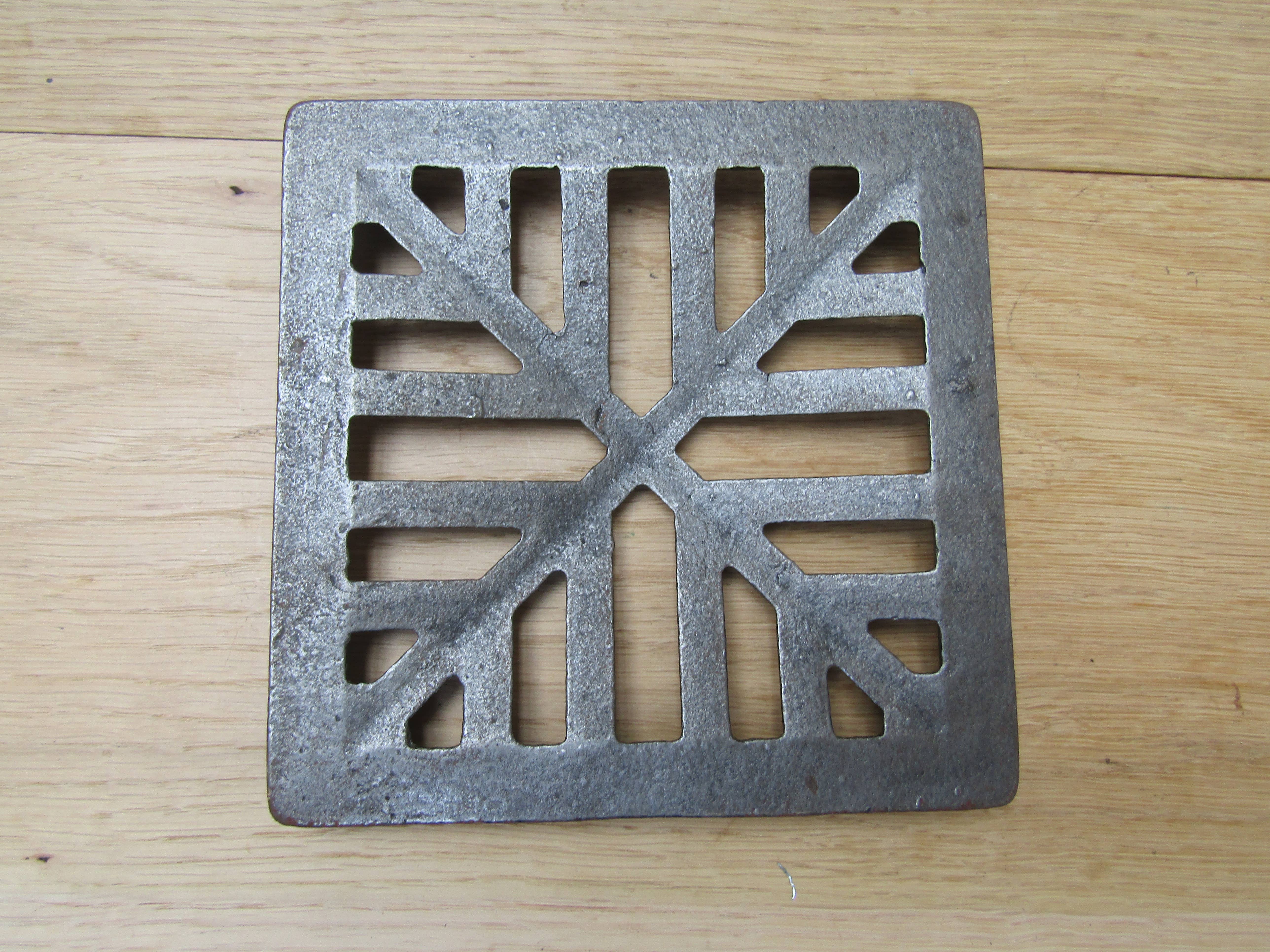 IronmongeryWorld - Vente Panneaux décoratifs - Couvercle de gouttière en fonte rustique carré en fer antique 17,8 cm