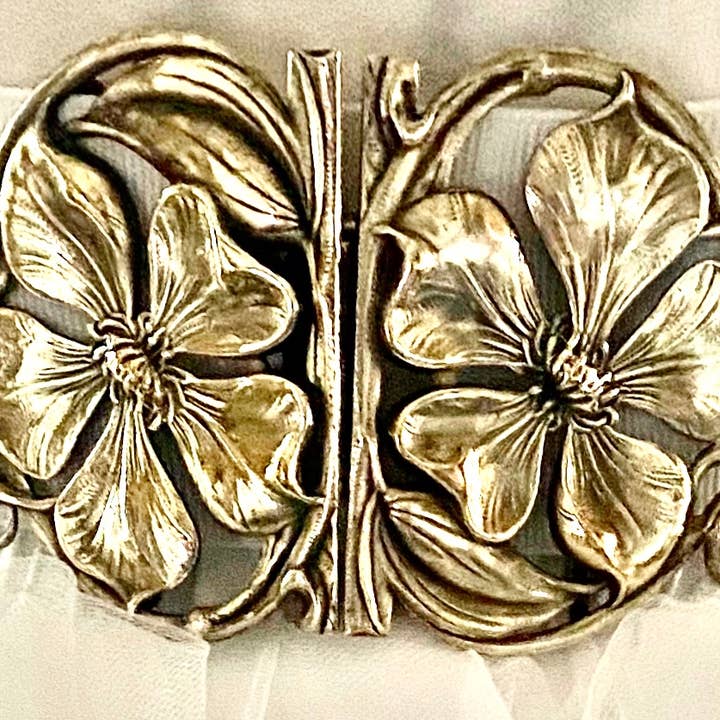 A-Magnolia Blossom bälte spänne i Sterling Silver för wholesale av Maggie McFarland Design-Lulu LaRock