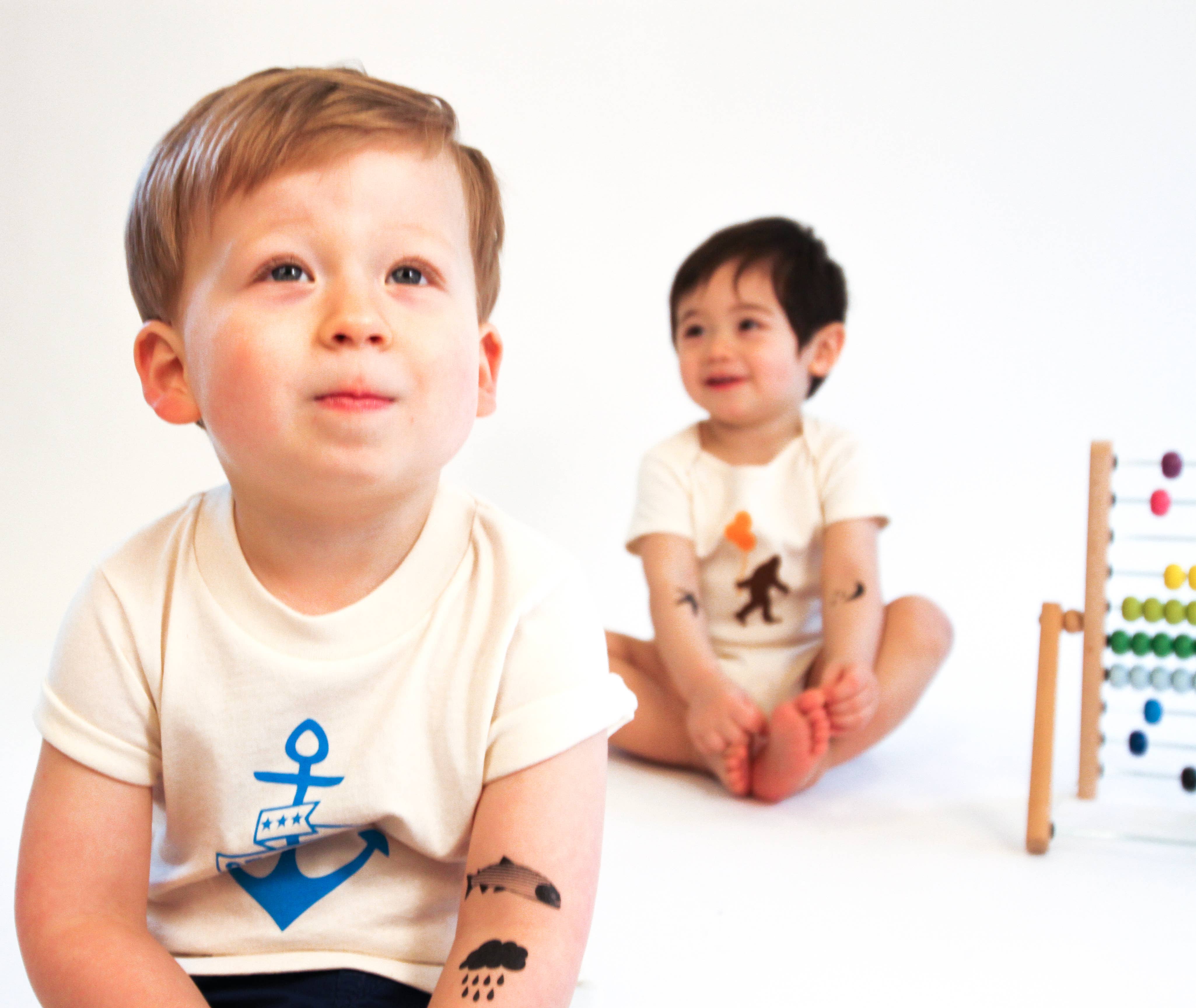 Orange Twist Studio LLC - Vente Body (sans pieds) – bébé - Sasquatch et ballons — Une-pièce bio pour bébé2