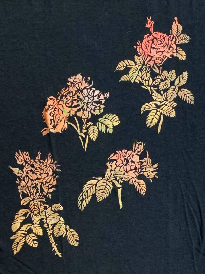 T-shirt en bambou peint à la main Roses pour la vente par Third Wolf Designs
