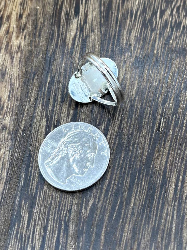 Bagues en bande en argent sterling fait main Navajo avec coquillage rose par Byron Begay pour la vente par Native City Jewelry