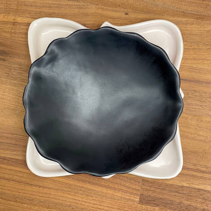 Satijnen matzwarte minimalistische kleine decoratieve kom met keukenblaadjes voor wholesale door Chrys' Porcelain