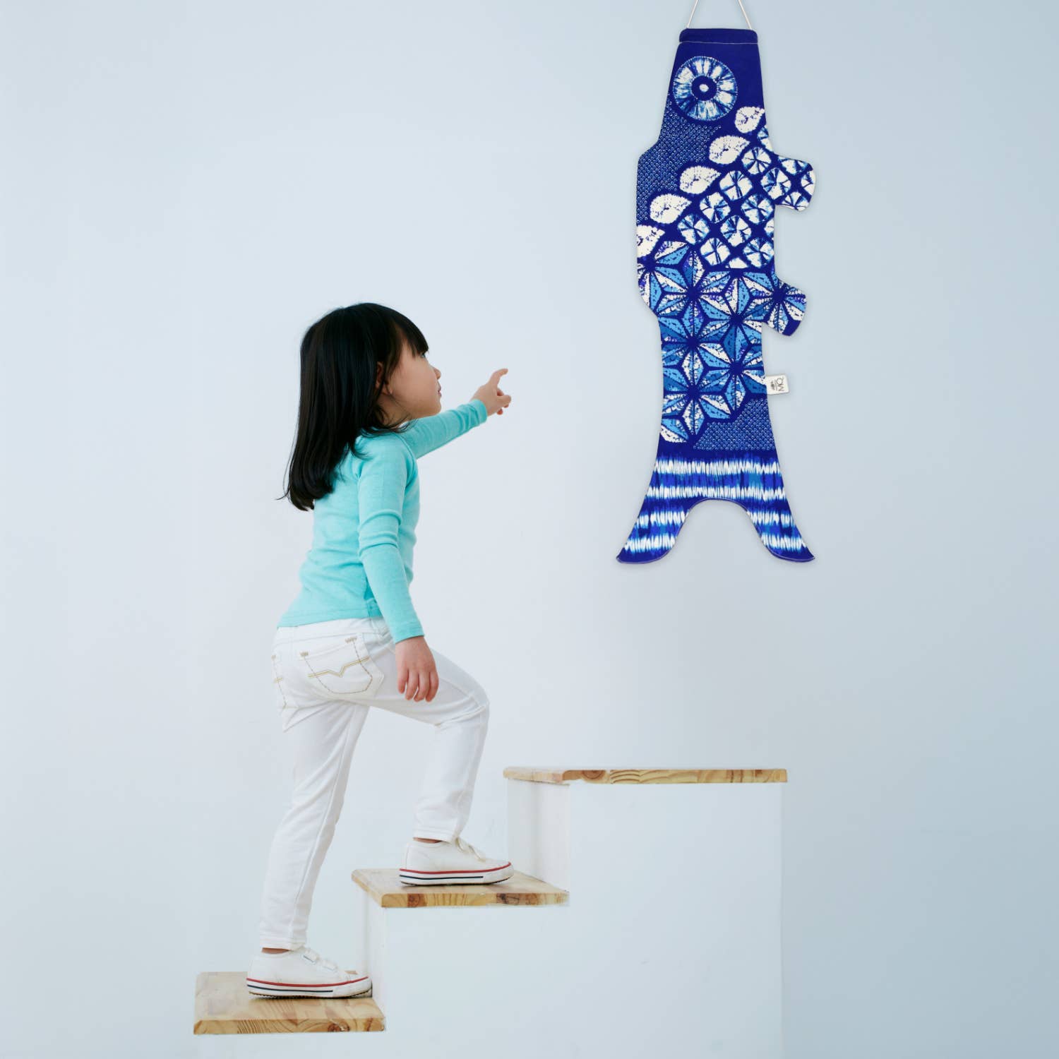 MADAME MO – Engroshandel 3D-vægkunst – Koinobori Deep Shibori - unikt dekorativt stykke (S)3