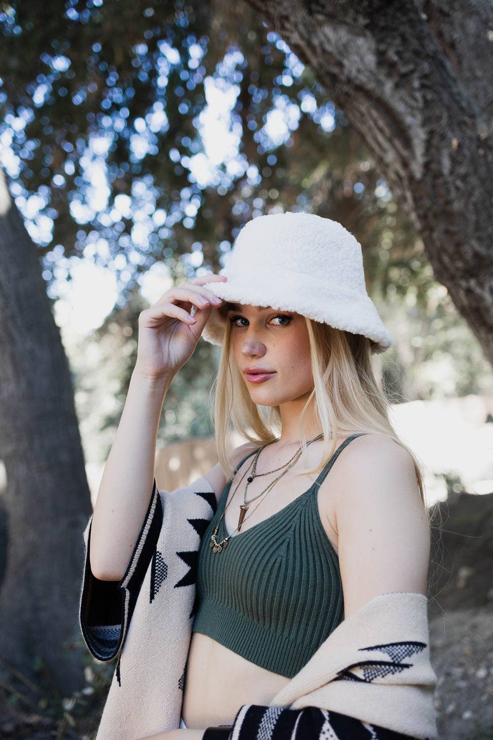 Leto Accessories - Wholesale Vissershoedje - Dames - Omkeerbare emmerhoed van Teddy Sherpa & Suede 🌼 Gezellig en chique!5