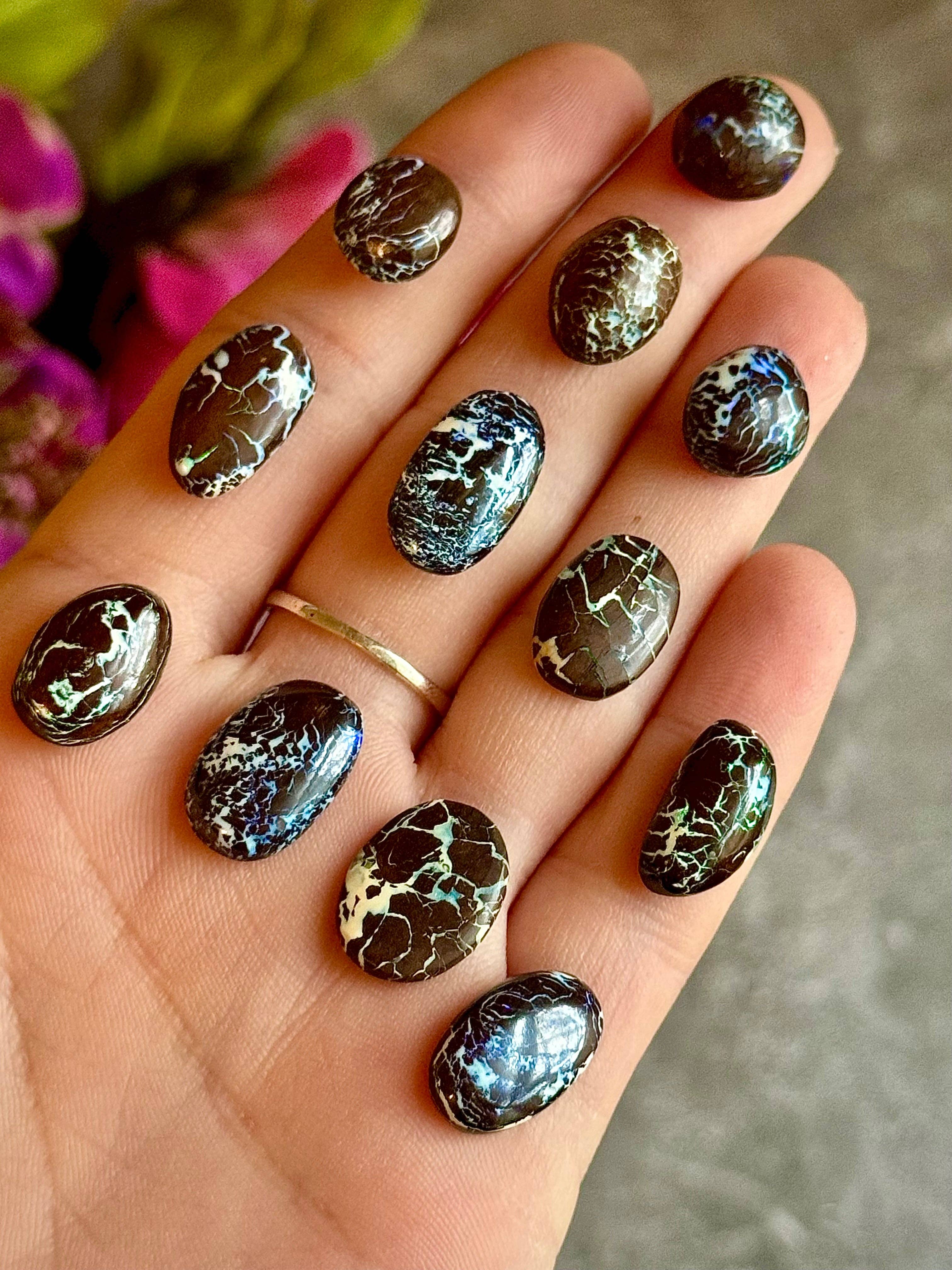 Mandala Gems – Großhandel Spiritueller Stein/Kristall – Seltene Boulder-Opale mit Drachenmuster, Boulder-Opal-Cabochons0