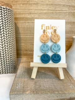 Pendientes Happy Face | Azules/Amarillos | Pendientes de arcilla para venta al por mayor de Finley River | Trendy Polymer Clay Earrings | Hypoallergenic