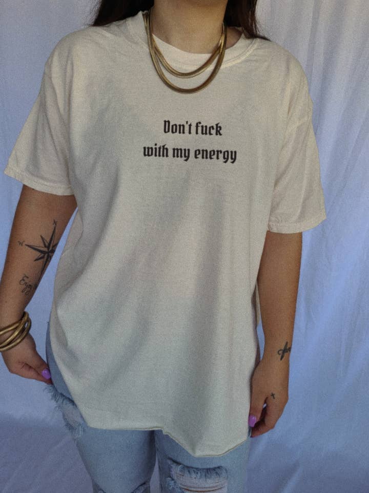 DON'T FUCK WITH MY ENERGY | T-SHIRT MIT SEITLICHEM SCHLITZ für den Großhandel von Thread House