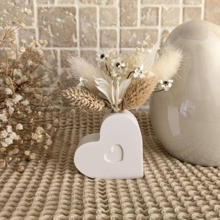 Maison Oline - Wholesale Decorative Tabletop Object - Jesmonite Heart + Dried Flowers3