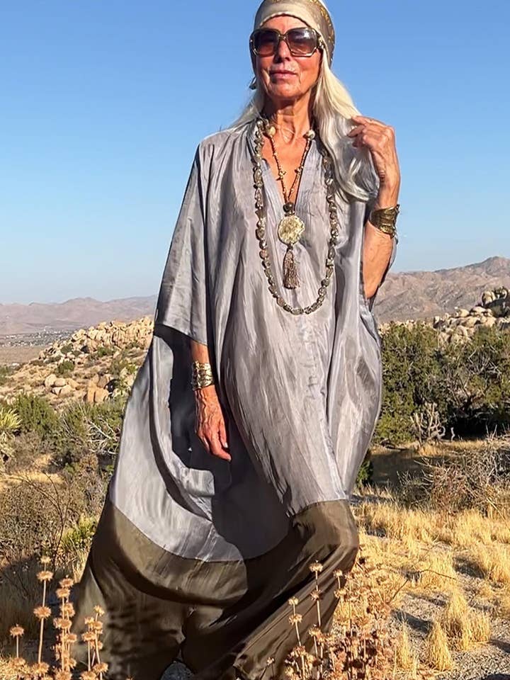 Eksklusiv luksus 100 % økologisk silkekaftan - one size for engroshandel hos Aurobelle Ibiza