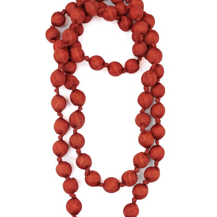 Collier en soie Doan Knots Mega 6 pour la vente par LOOM Fair Trade