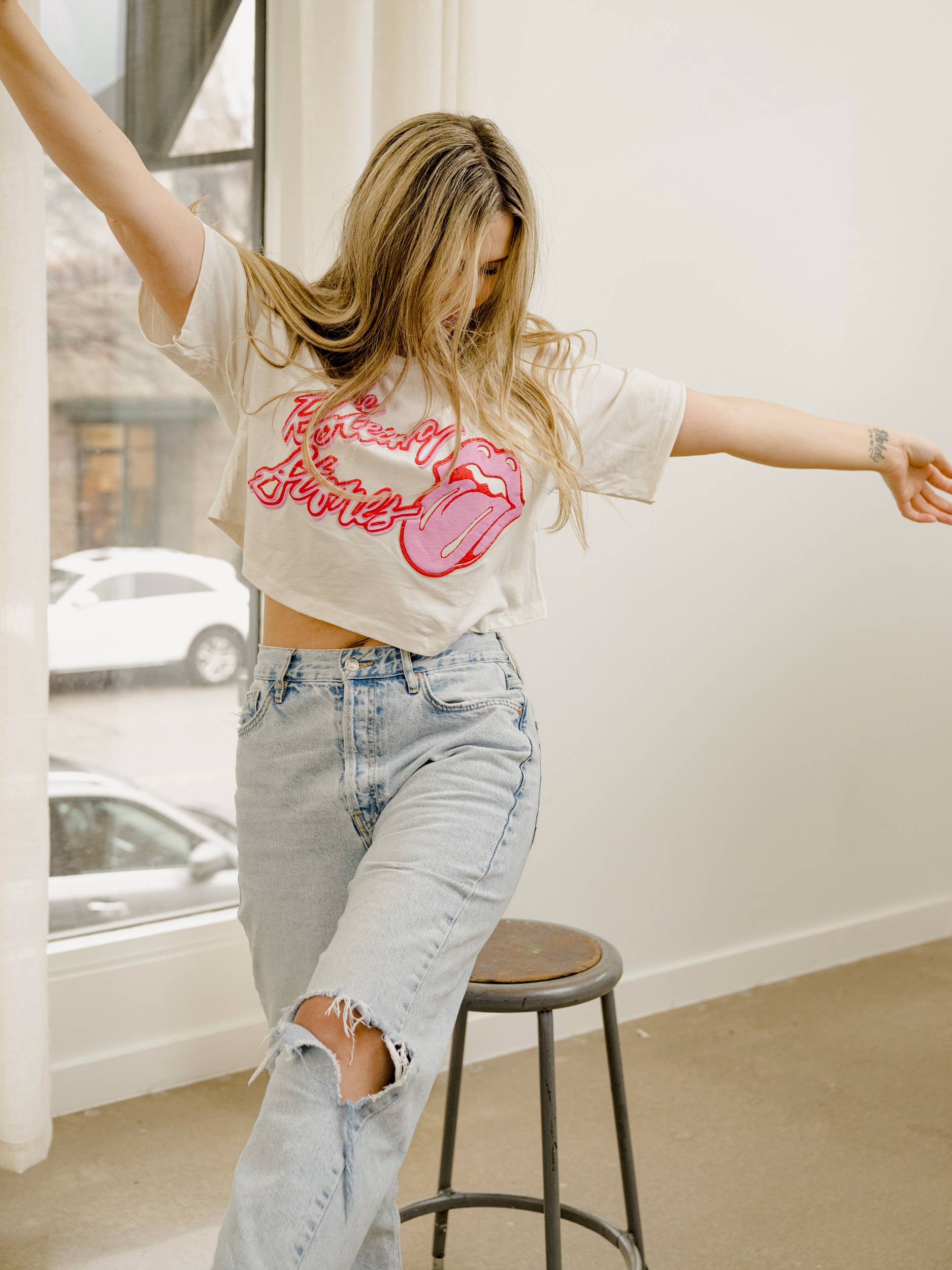 LivyLu - Wholesale Screen Printed T-Shirt - Women's - Rolling Stones Malibu Puff Ink Off White Cropped Graphic Tee3