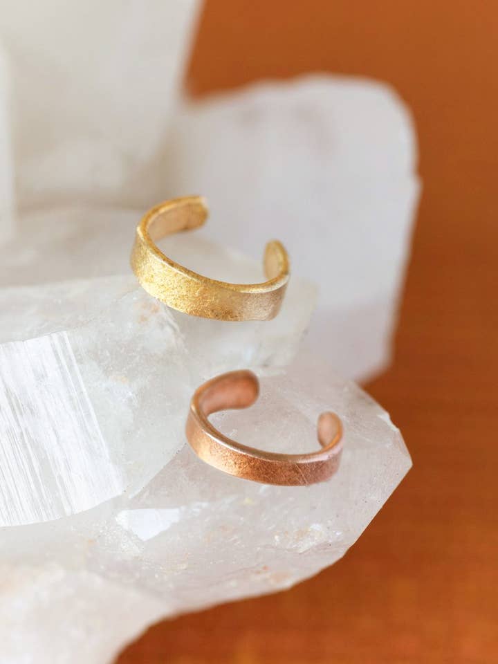 Manchette d'oreille martelée | Cuivre ou laiton pour la vente par The Cyprus Cabinet