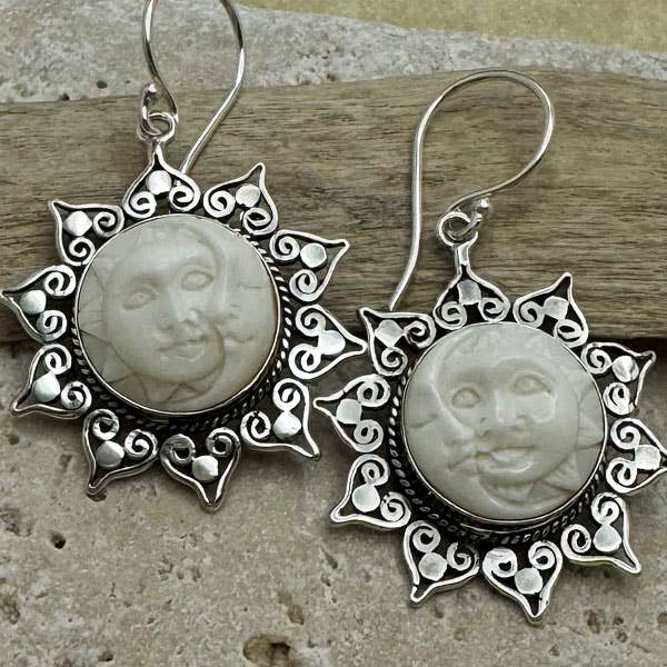 Boucles d'oreilles soleil et lune en argent sterling avec os sculpté à la main pour la vente par Goddess Design Studio