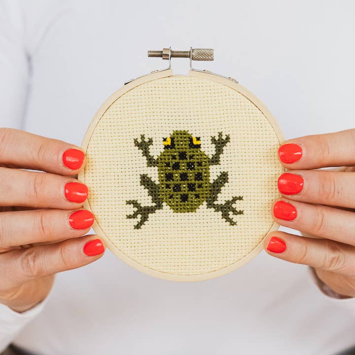 Cotton Clara Craft Kits & Supplies - Wholesale Embroidery/cross-stitch supplies - Frog Cross Stitch Kit6