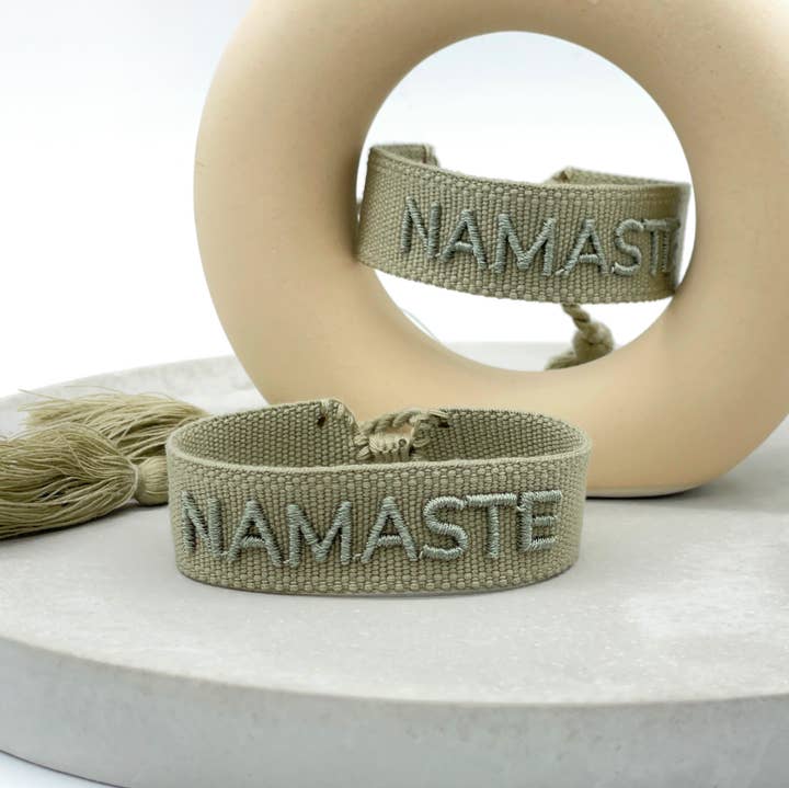 Parsley & Pepper - Wholesale Geweven/gevlochten armbanden - NAMASTE armband met geborduurd en geweven statement0