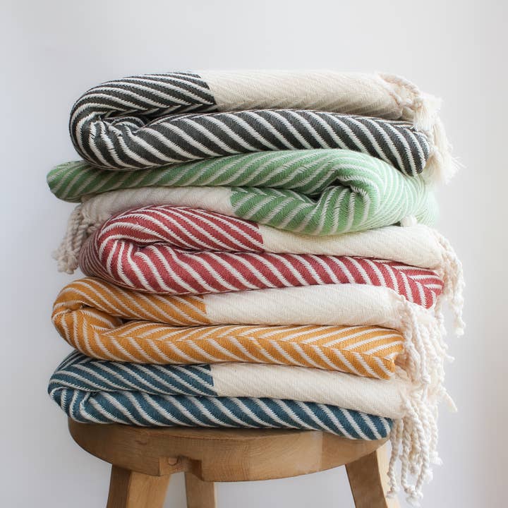 Handgewebte, weiche Baumwolldecken — 10 verschiedene Farboptionen für den Großhandel von Living Roots
