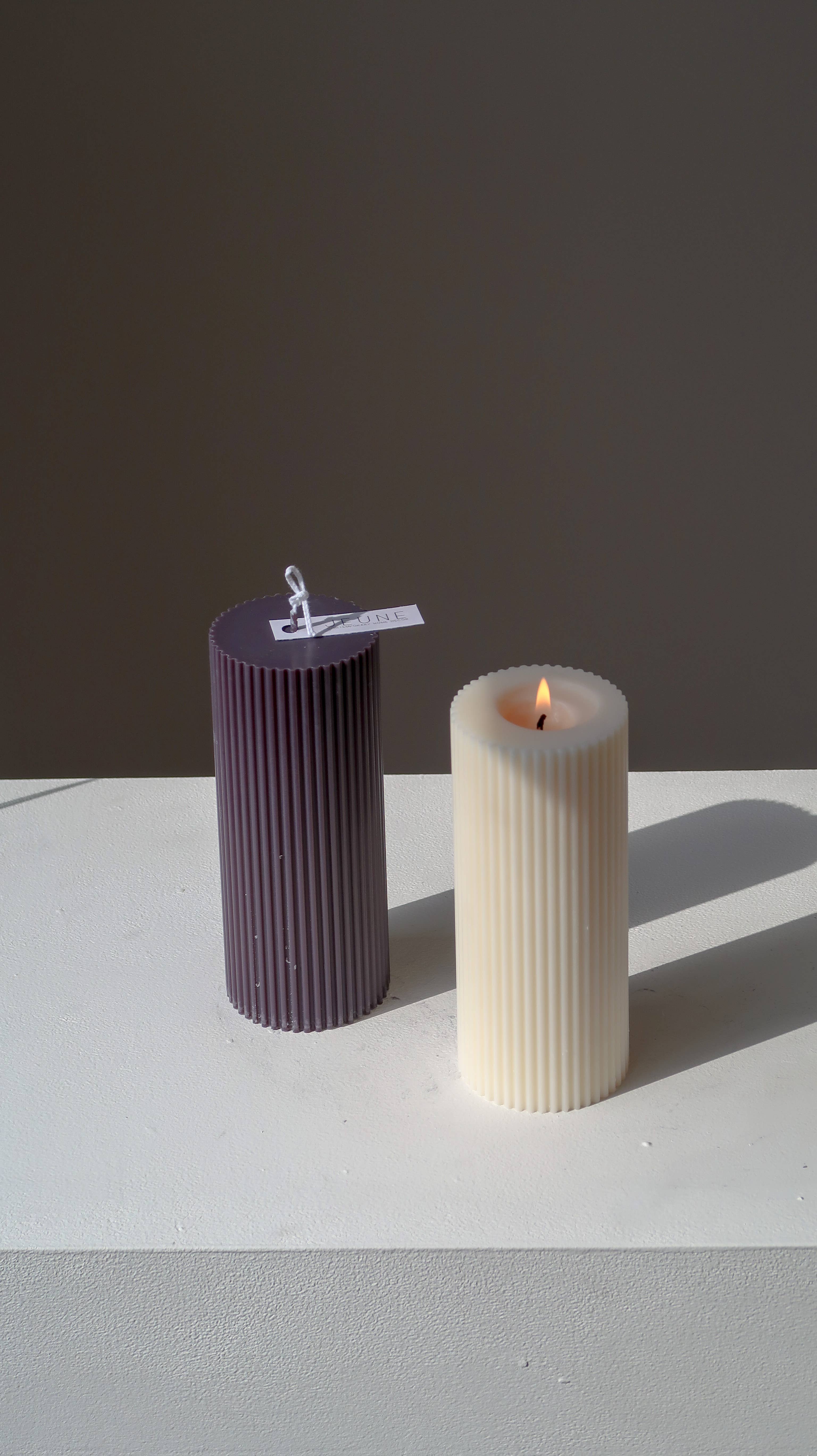 Jeune Home - Vente Bougies piliers - Bougie cylindrique côtelée au parfum de soja de taille moyenne (14 x 5,5 cm) | mariage1