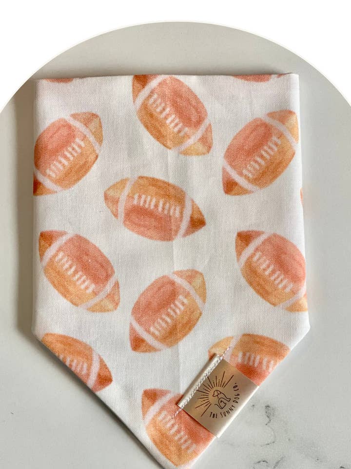 Bandana pour chien à motif football pour la vente par The Sunny Dog Co