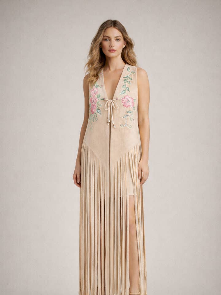 GILET LUNGO IN ECOMONTONE CON FRANGE E STRAS DIPINTO A MANO per la vendita all'ingrosso da parte di apiedinudinelparco