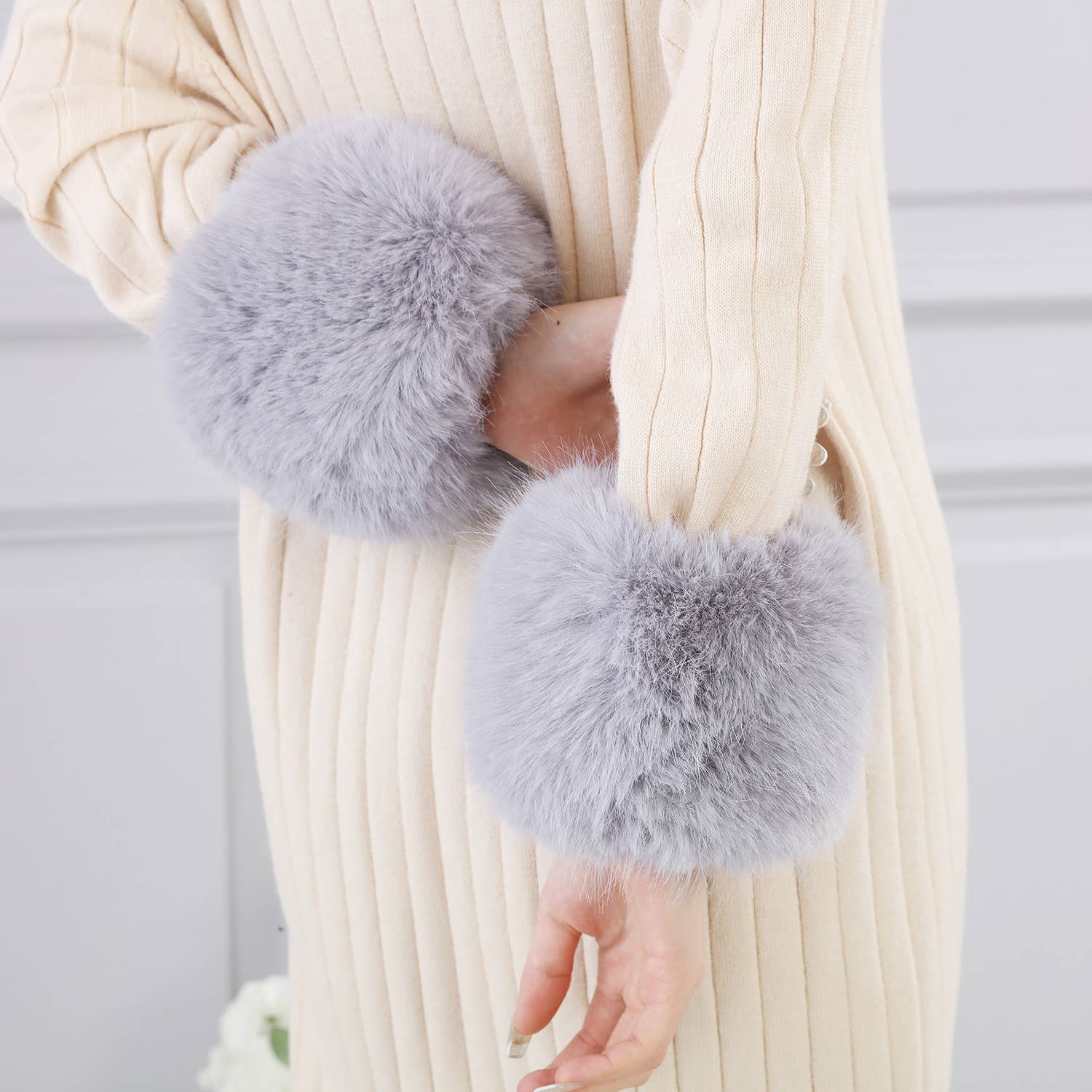 PEACH ACCESSORIES - Wholesale Fur/Faux Fur Coat - Women's - Glamorous Faux Fur Cuffs 00823