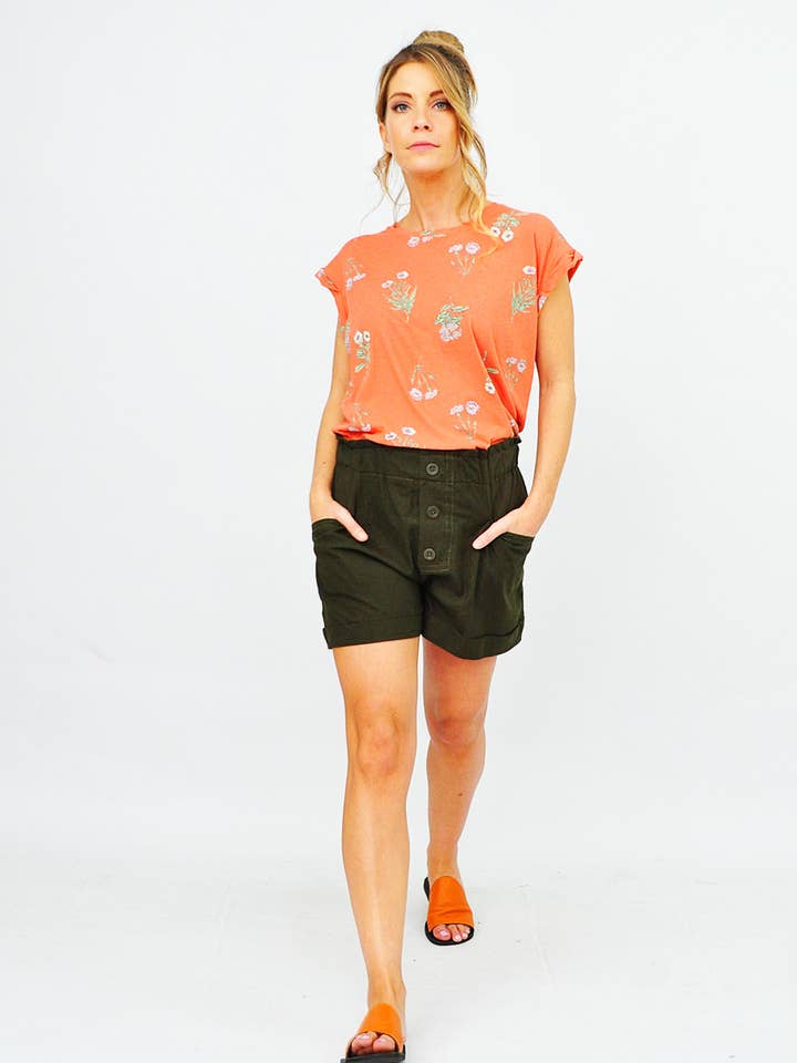 Kaki korte broek met decoratieve knopen voor wholesale door Kalimera Clothing Athens