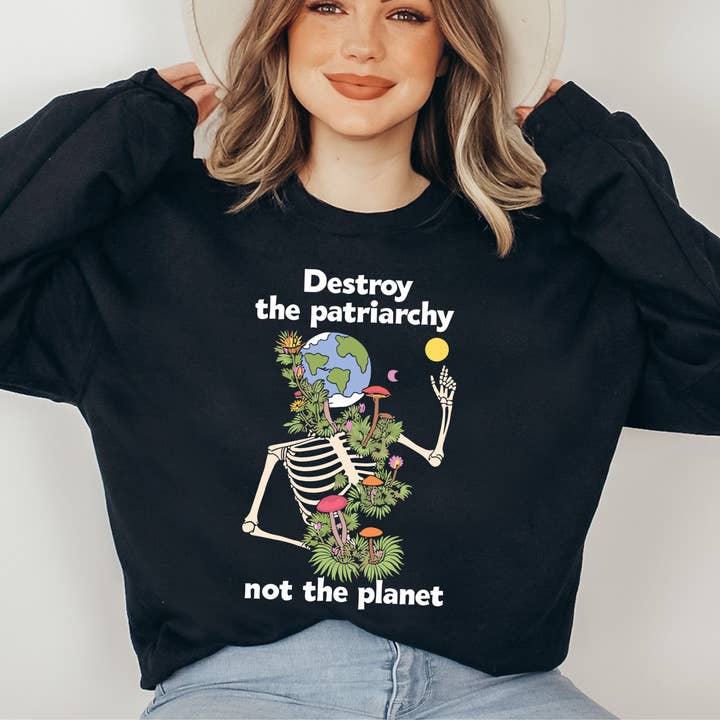 Sweatshirt Détruire le Patriarcat - Le Crewneck Planète pour la vente par Kite and Crest