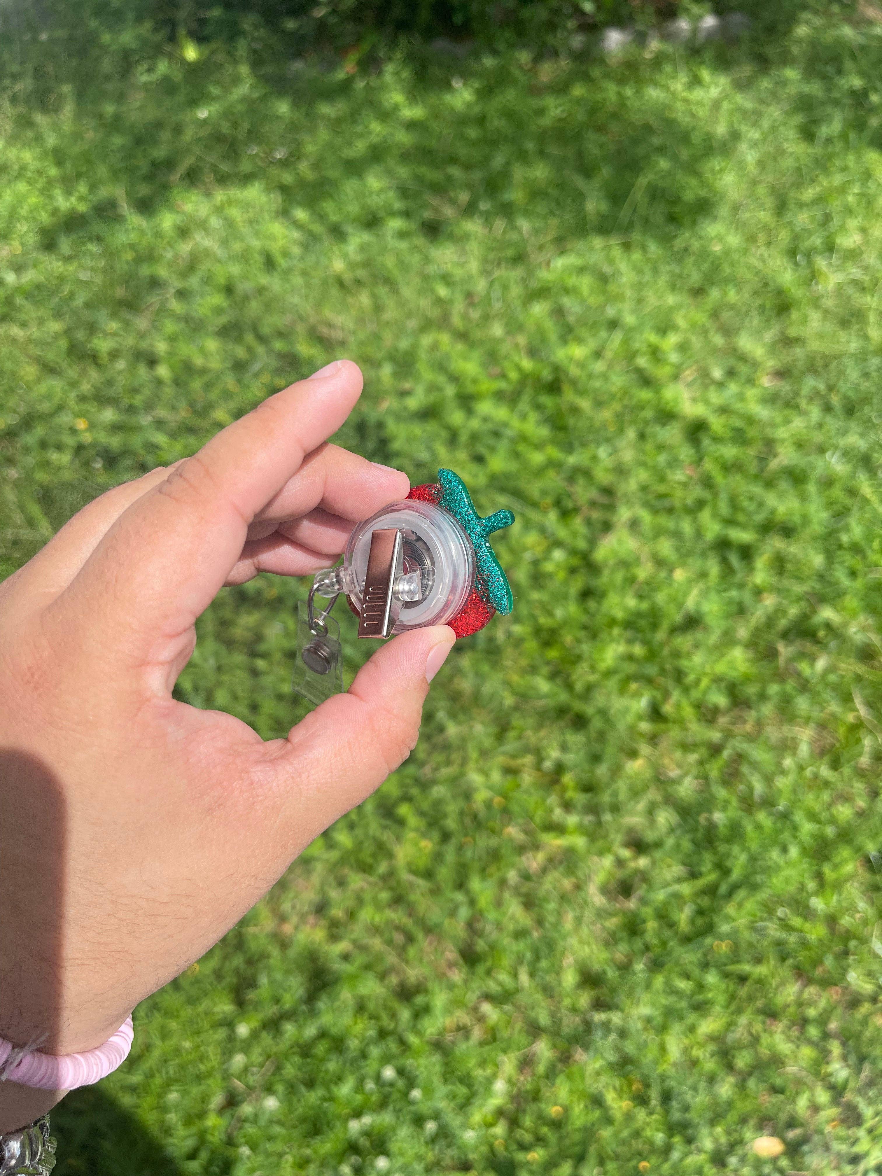 Rose Magnolias - Vendita all'ingrosso Accessorio per badge - Donna - Bobina con distintivo a forma di fragola1