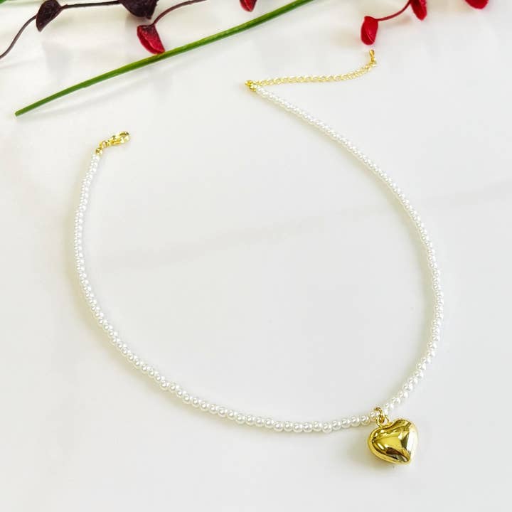 Collier ras du cou en perles avec pendentif cœur en perles épaisses pour la vente par iiShii designs