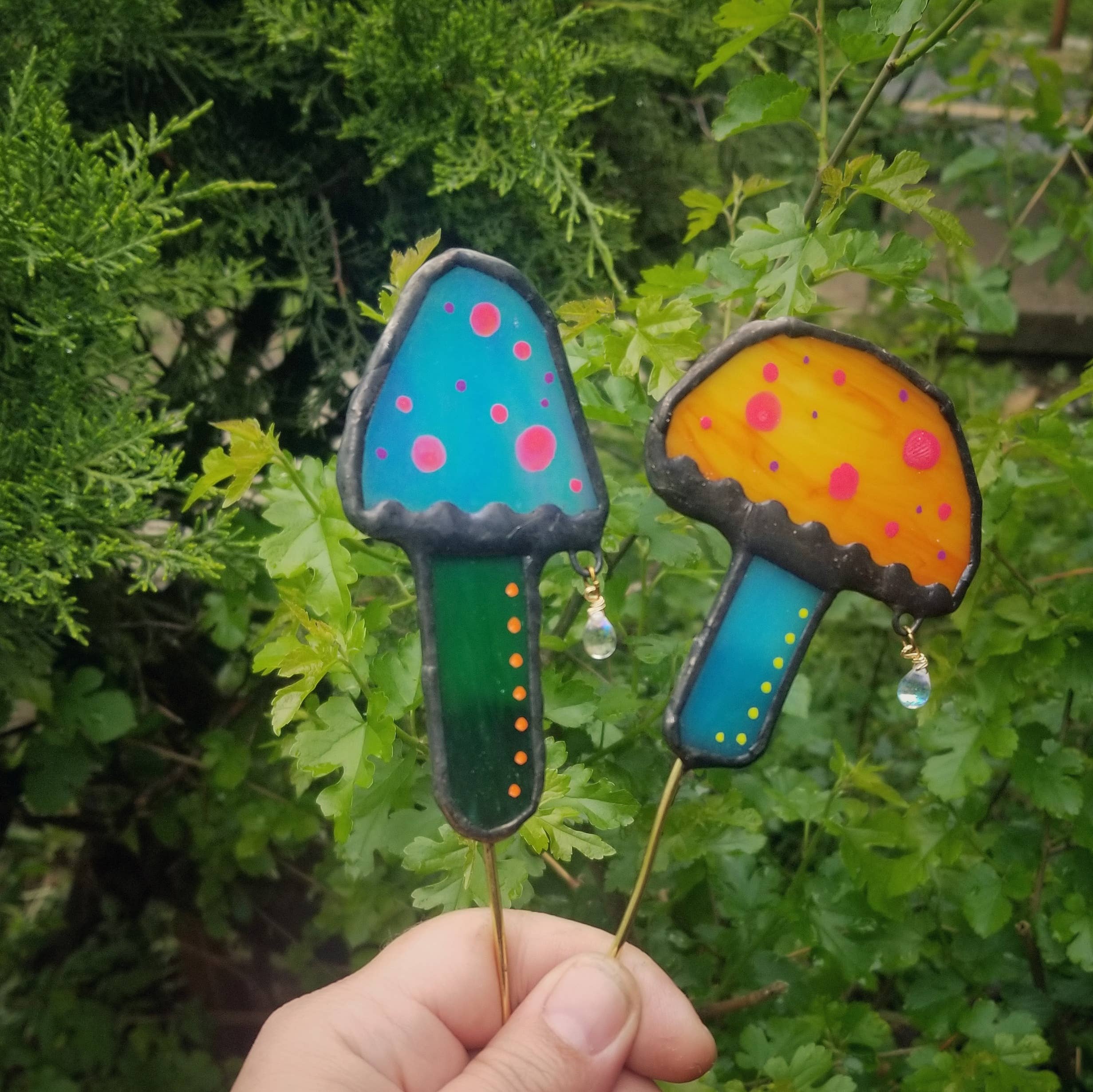 Lost & Found Design – Estaca de jardim/relva por atacado – Vitral - Cogumelos brilhantes 2 estacas de plantas2