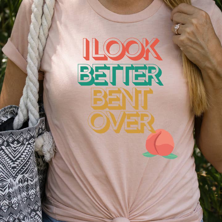 Camiseta retro con texto en forma de I Look Better Bent Over, divertida para venta al por mayor de Victorholistics