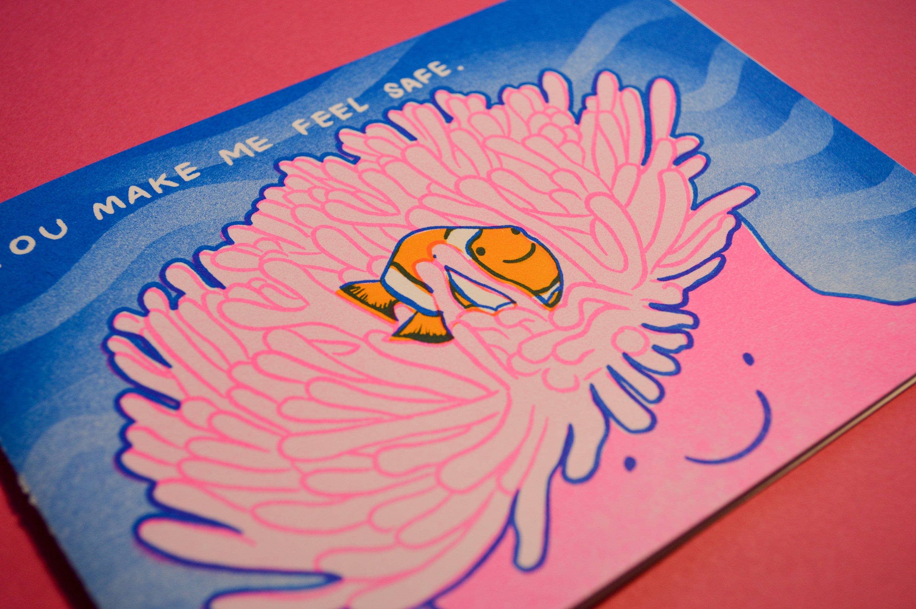 Foolish Designs - Venta al por mayor Tarjetas de amor - Tarjeta de felicitación You Make Me Feel Safe con forma de pez payaso y anémona3