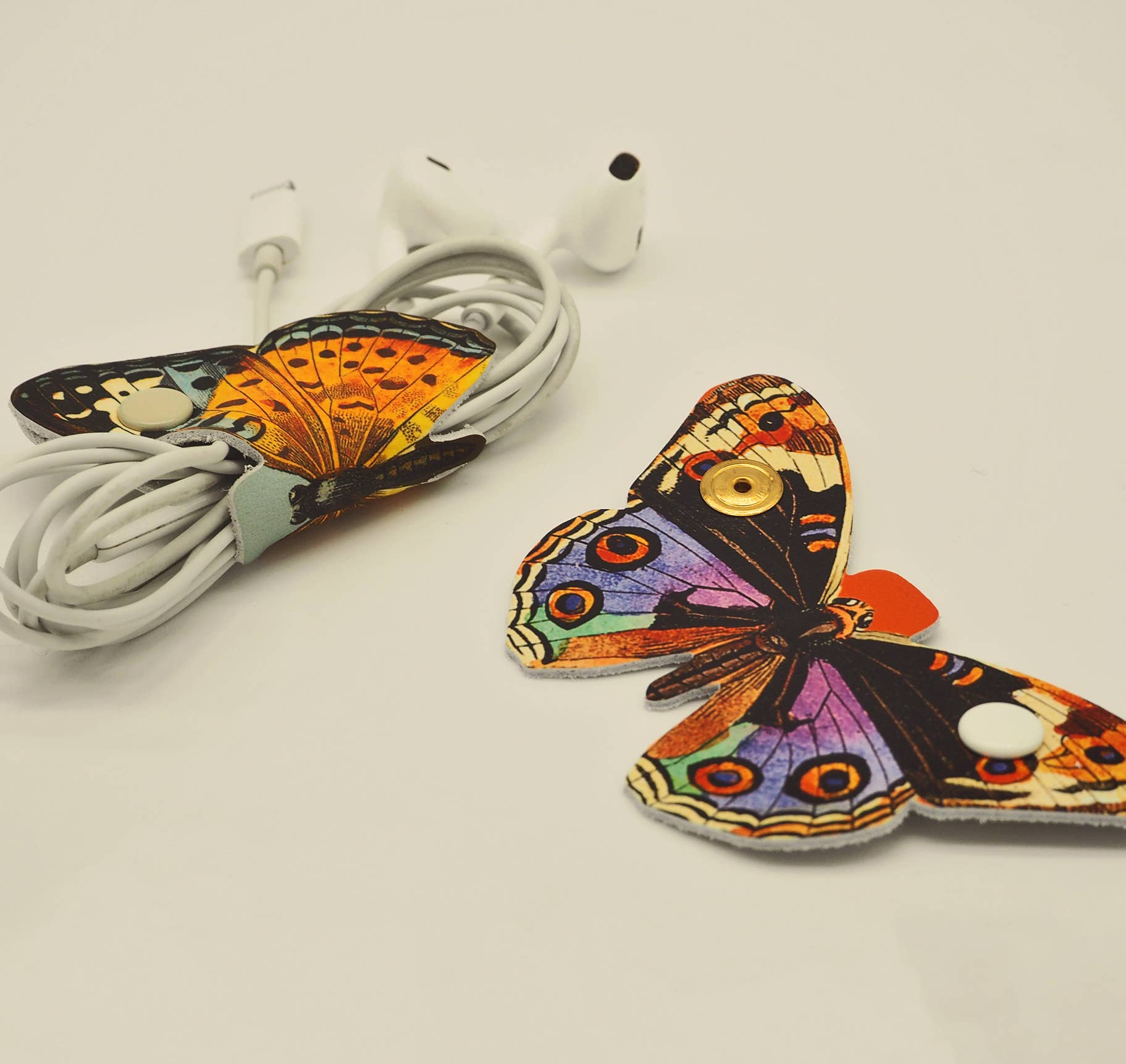 'Alkemest - Vendita all'ingrosso Supporti per cavi - Marmaduke Butterfly Cord Wrap/Porta cavi in pelle stampata7