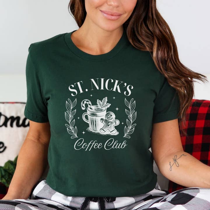 Camiseta festiva navideña con camisa St. Nick's Coffee Club para venta al por mayor de Stiles Tee Co.